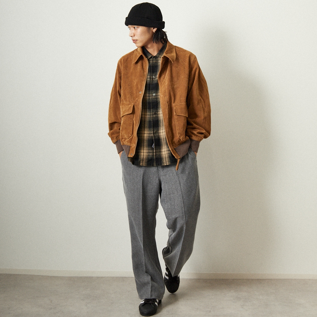 ARMY TWILL SANFORIZED [アーミーツイル サンフォライズド] 別注 ヴィーガンレザー A-2フライトジャケット [AM-2554502-INT-JF] BEG SUEDE &&モデル身長：179cm 着用サイズ：M&&