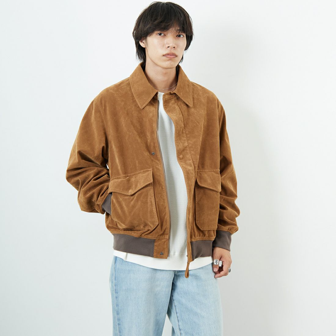 ARMY TWILL SANFORIZED [アーミーツイル サンフォライズド] 別注 ヴィーガンレザー A-2フライトジャケット [AM-2554502-INT-JF] BEG SUEDE &&モデル身長：179cm 着用サイズ：L&&