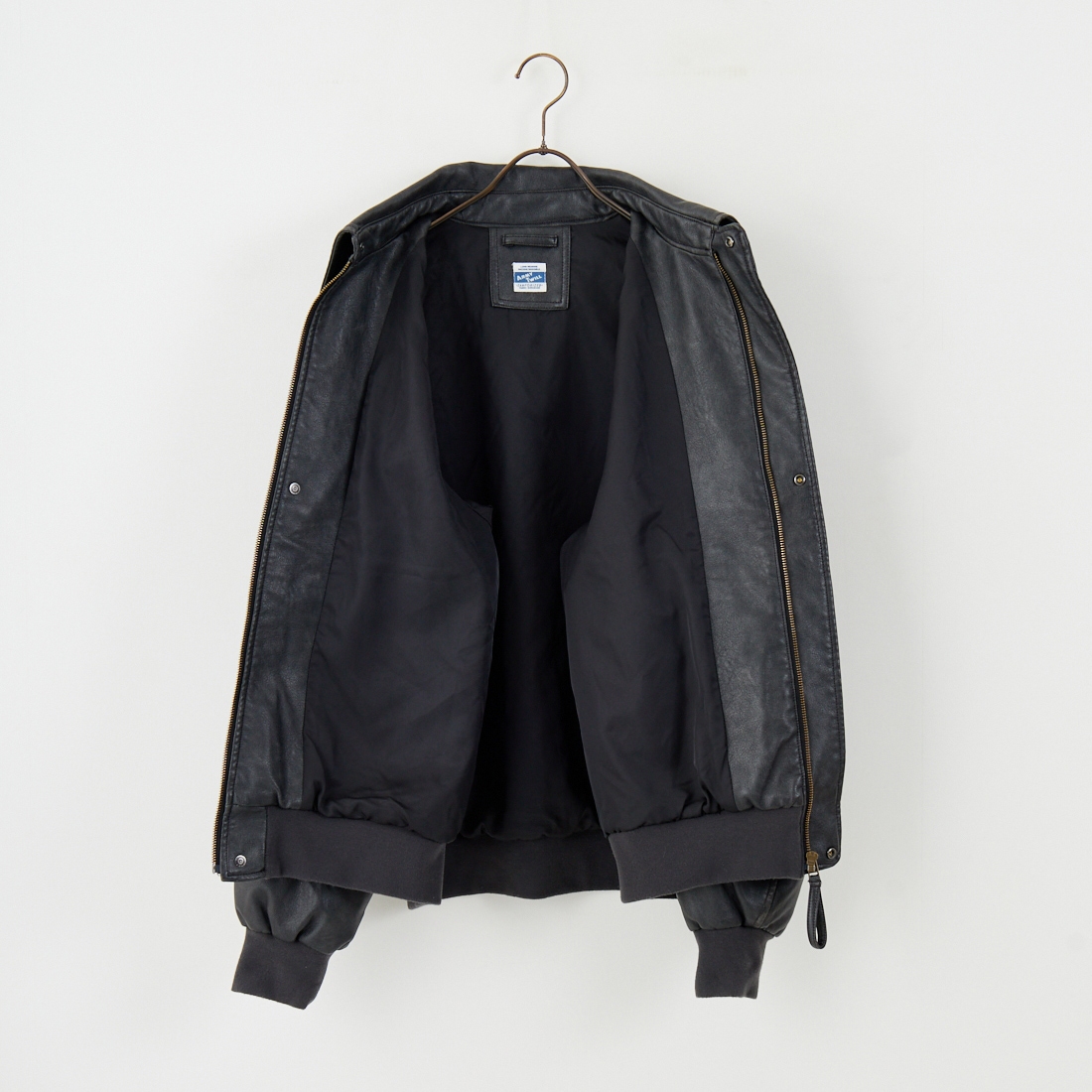 ARMY TWILL SANFORIZED [アーミーツイル サンフォライズド] 別注 ヴィーガンレザー A-2フライトジャケット [AM-2554502-INT-JF] BLACK