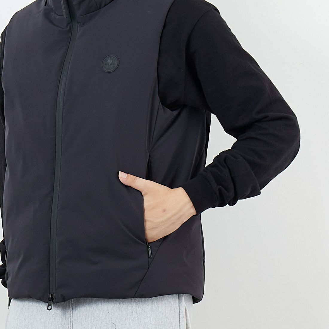 CAPE HORN [ケープホーン] FJORD ダウンベスト [B1508] 500 BLACK &&モデル身長：179cm 着用サイズ：48&&