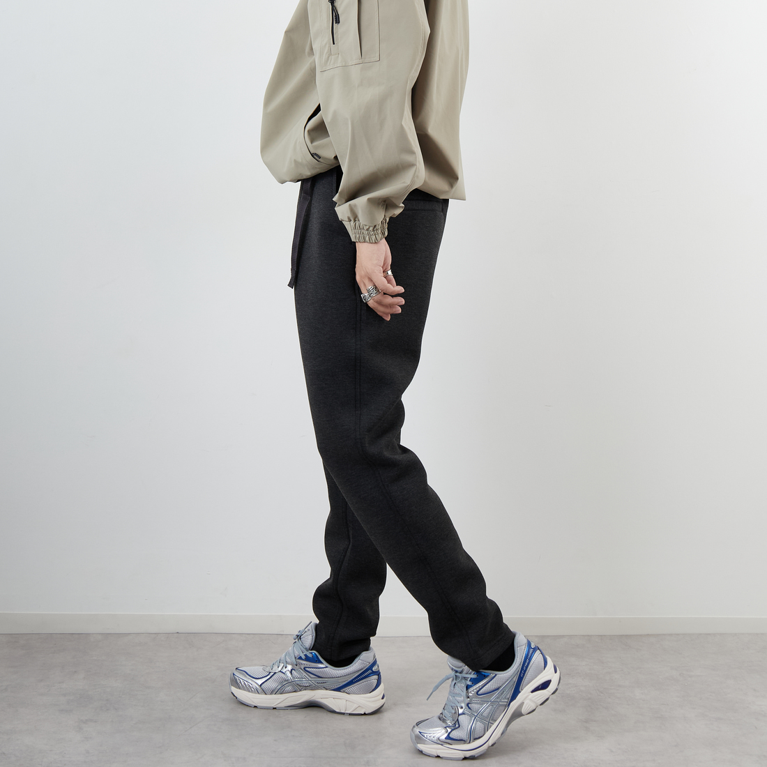 GRAMiCCi [グラミチ] 別注 テックニット スリムパンツ [GUP5-F1021-JF] CHARCOAL &&モデル身長：179cm 着用サイズ：L&&