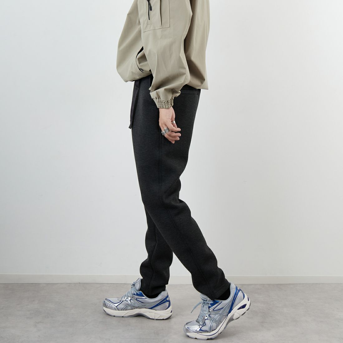 GRAMiCCi [グラミチ] 別注 テックニット スリムパンツ [GUP5-F1021-JF] CHARCOAL &&モデル身長：179cm 着用サイズ：L&&