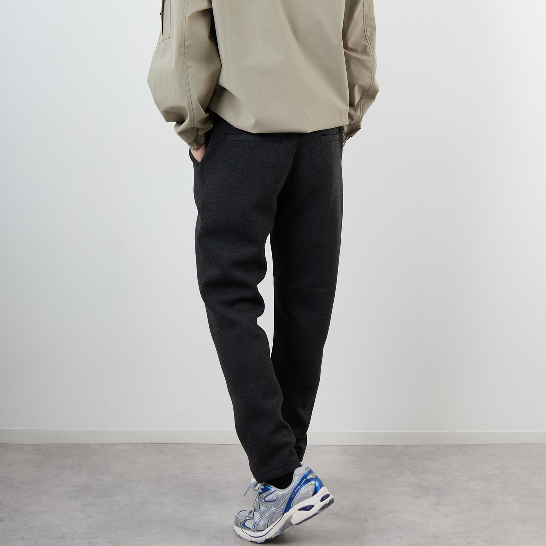 GRAMiCCi [グラミチ] 別注 テックニット スリムパンツ [GUP5-F1021-JF] CHARCOAL &&モデル身長：179cm 着用サイズ：L&&