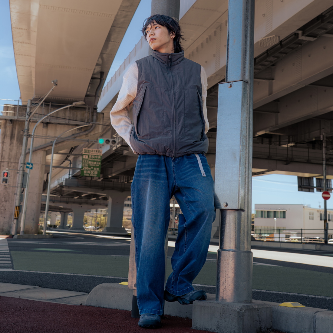 GRAMiCCi [グラミチ] 別注 ワイドデニムパンツ [GUP5-F1089-JF] D.USED BLU &&モデル身長：179cm 着用サイズ：L&&