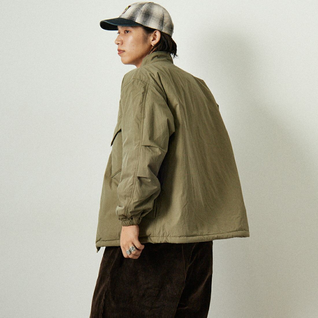 ARMY TWILL SANFORIZED [アーミーツイル サンフォライズド] 別注 中綿入り ケミカルプロテクトジャケット [AM-2554501-INT-JF] KHAKI &&モデル身長：179cm 着用サイズ：M&&