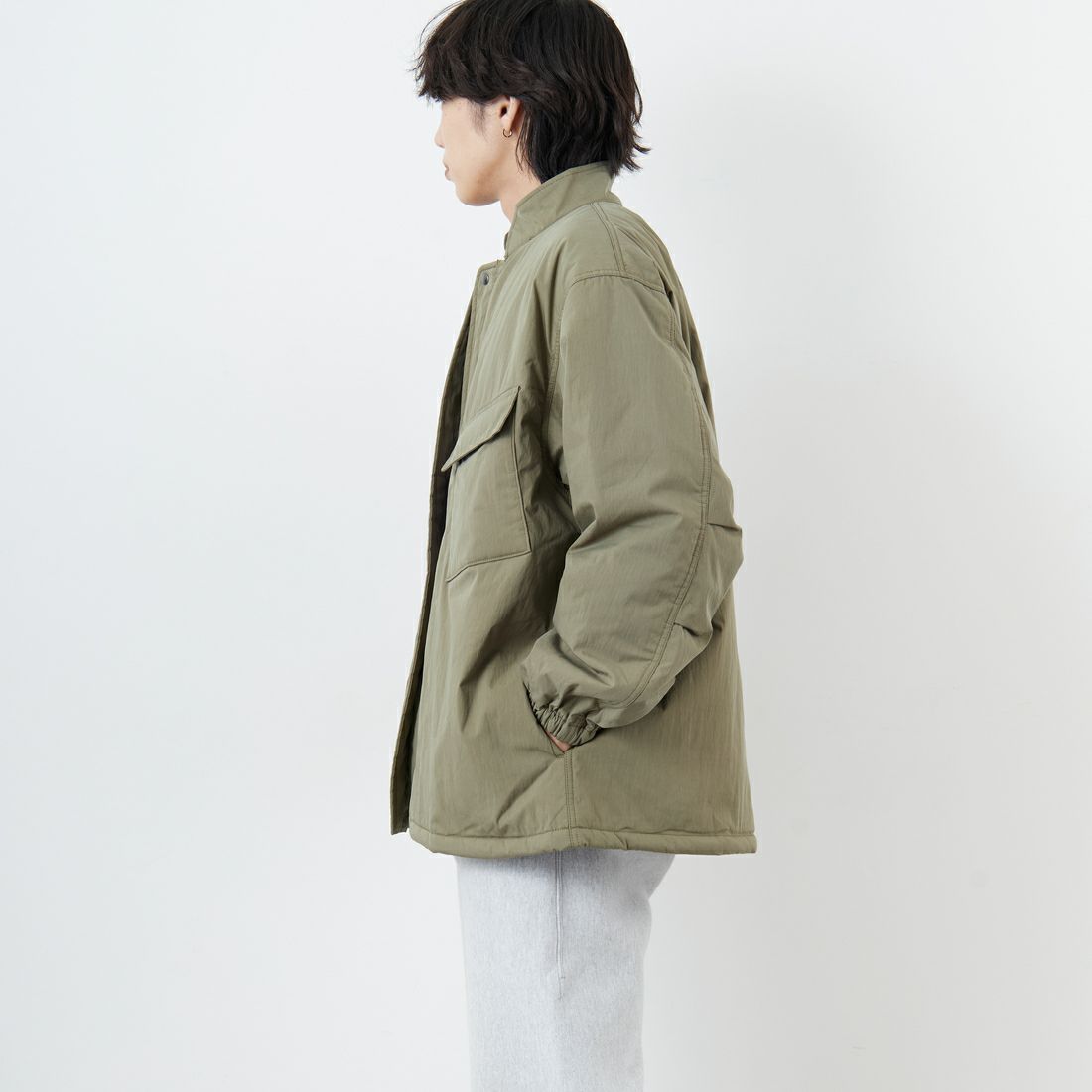 ARMY TWILL SANFORIZED [アーミーツイル サンフォライズド] 別注 中綿入り ケミカルプロテクトジャケット [AM-2554501-INT-JF] KHAKI &&モデル身長：179cm 着用サイズ：L&&