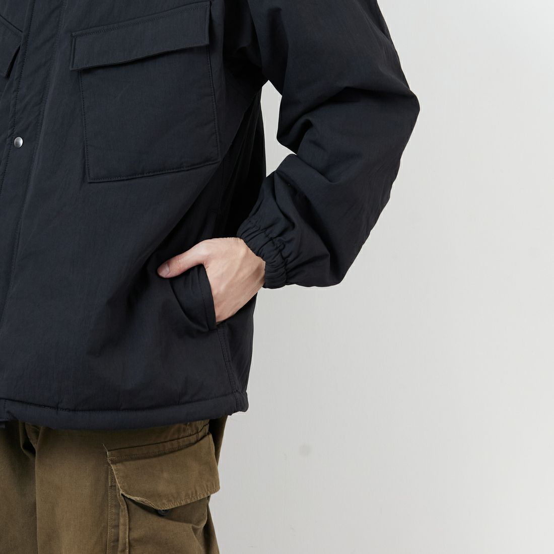 ARMY TWILL SANFORIZED [アーミーツイル サンフォライズド] 別注 中綿入り ケミカルプロテクトジャケット [AM-2554501-INT-JF] BLACK &&モデル身長：168cm 着用サイズ：M&&