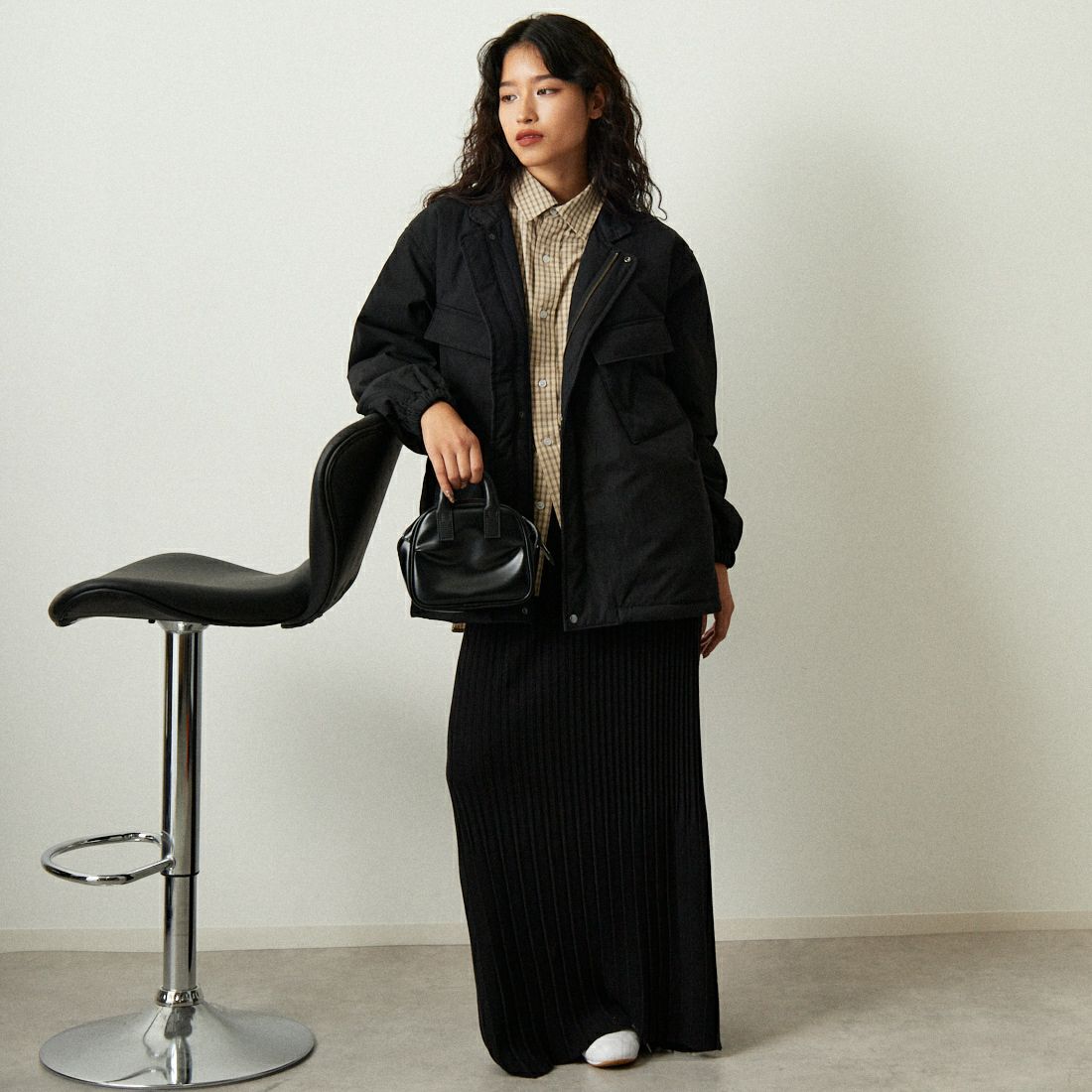 ARMY TWILL SANFORIZED [アーミーツイル サンフォライズド] 別注 中綿入り ケミカルプロテクトジャケット [AM-2554501-INT-JF] BLACK &&モデル身長：162cm 着用サイズ：S&&