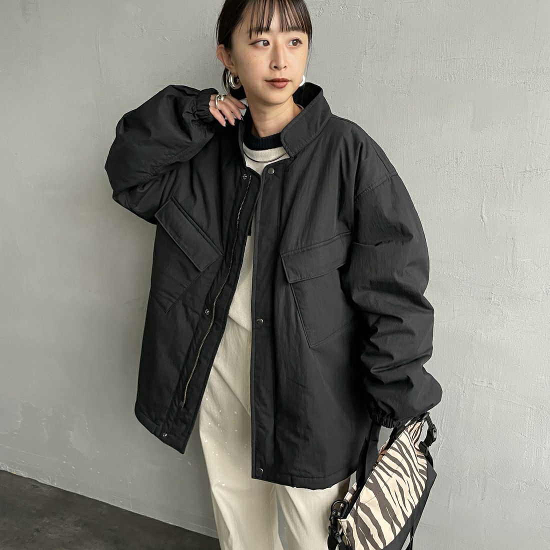 ARMY TWILL SANFORIZED [アーミーツイル サンフォライズド] 別注 中綿入り ケミカルプロテクトジャケット [AM-2554501-INT-JF] BLACK &&モデル身長：150cm 着用サイズ：S&&