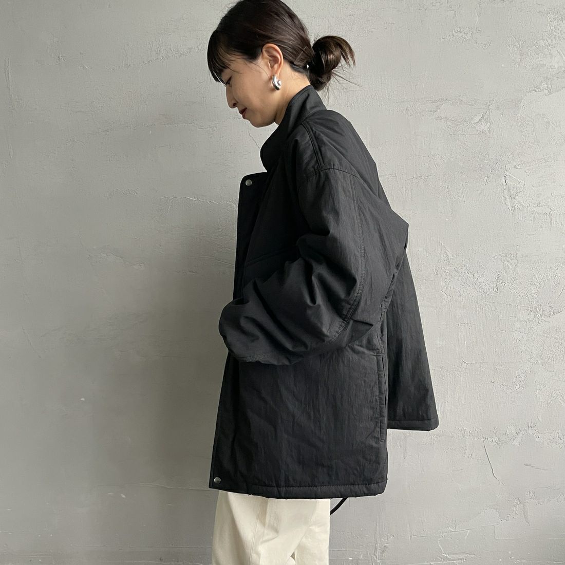 ARMY TWILL SANFORIZED [アーミーツイル サンフォライズド] 別注 中綿入り ケミカルプロテクトジャケット [AM-2554501-INT-JF] BLACK &&モデル身長：150cm 着用サイズ：S&&