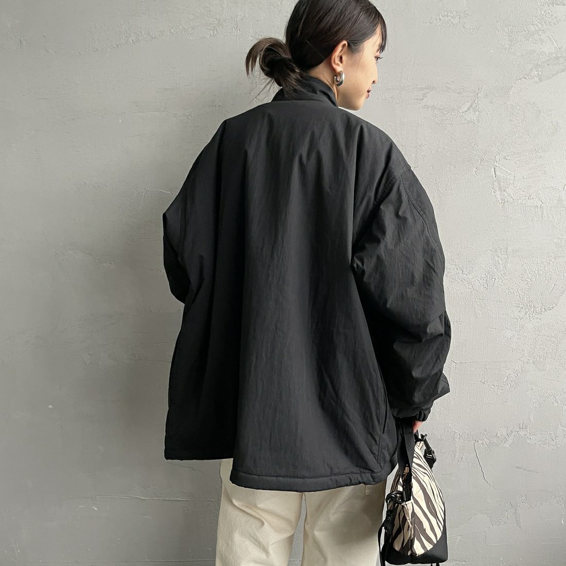 ARMY TWILL SANFORIZED [アーミーツイル サンフォライズド] 別注 中綿入り ケミカルプロテクトジャケット [AM-2554501-INT-JF] BLACK &&モデル身長：150cm 着用サイズ：S&&