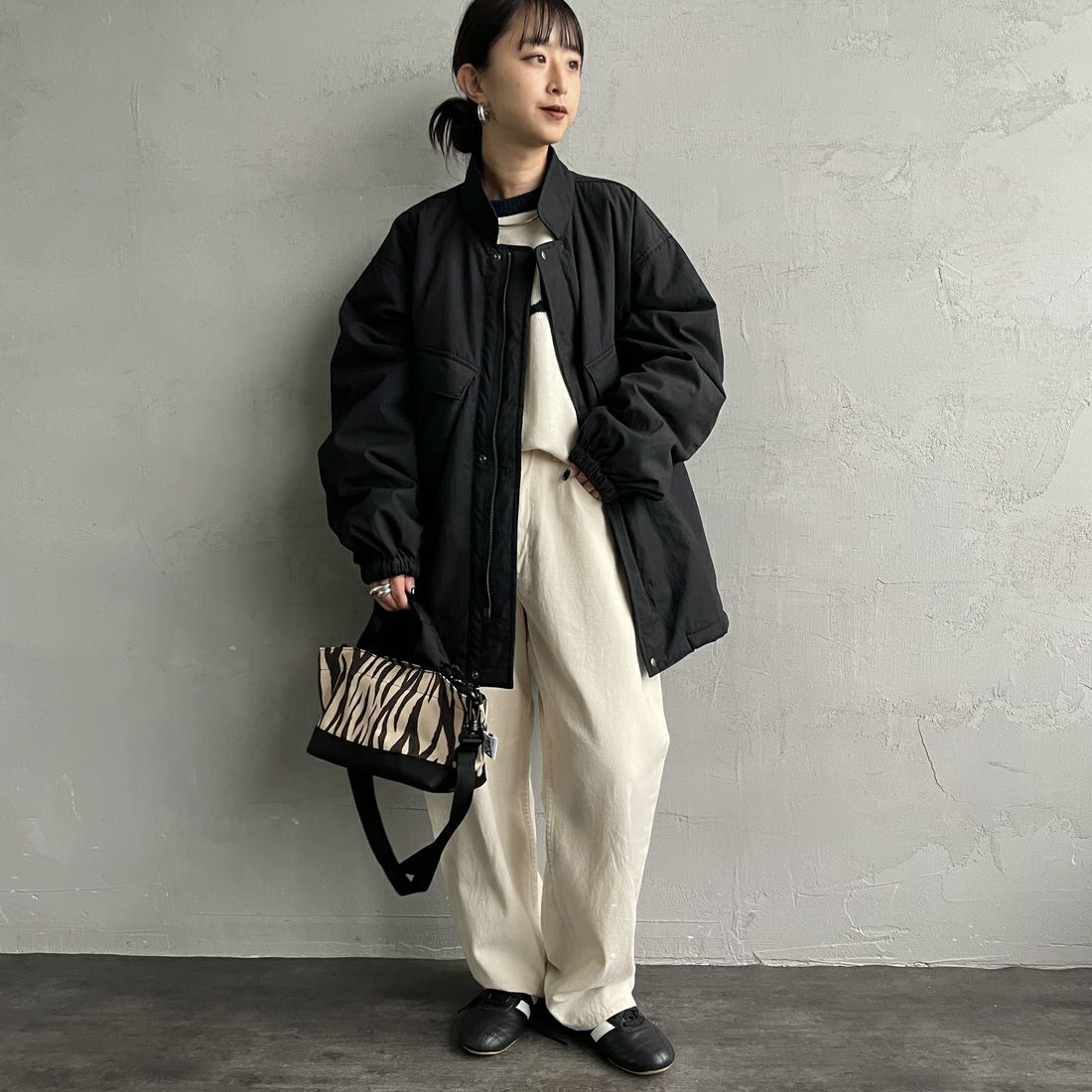 ARMY TWILL SANFORIZED [アーミーツイル サンフォライズド] 別注 中綿入り ケミカルプロテクトジャケット [AM-2554501-INT-JF] BLACK &&モデル身長：150cm 着用サイズ：S&&