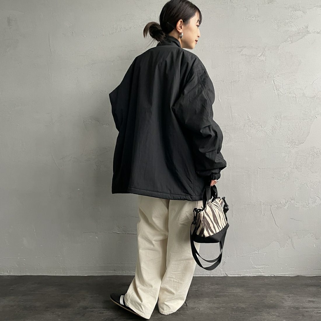 ARMY TWILL SANFORIZED [アーミーツイル サンフォライズド] 別注 中綿入り ケミカルプロテクトジャケット [AM-2554501-INT-JF] BLACK &&モデル身長：150cm 着用サイズ：S&&