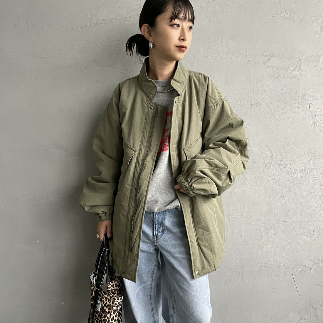 ARMY TWILL SANFORIZED [アーミーツイル サンフォライズド] 別注 中綿入り ケミカルプロテクトジャケット [AM-2554501-INT-JF] KHAKI &&モデル身長：150cm 着用サイズ：S&&