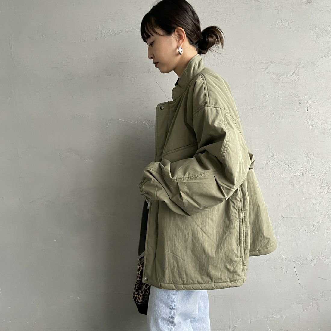 ARMY TWILL SANFORIZED [アーミーツイル サンフォライズド] 別注 中綿入り ケミカルプロテクトジャケット [AM-2554501-INT-JF] KHAKI &&モデル身長：150cm 着用サイズ：S&&