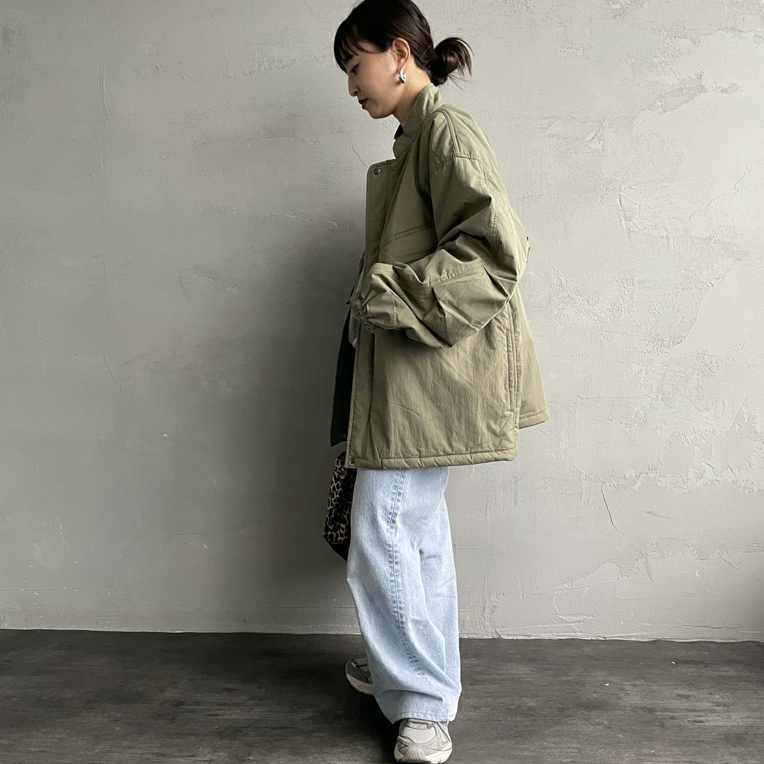 ARMY TWILL SANFORIZED [アーミーツイル サンフォライズド] 別注 中綿入り ケミカルプロテクトジャケット [AM-2554501-INT-JF] KHAKI &&モデル身長：150cm 着用サイズ：S&&