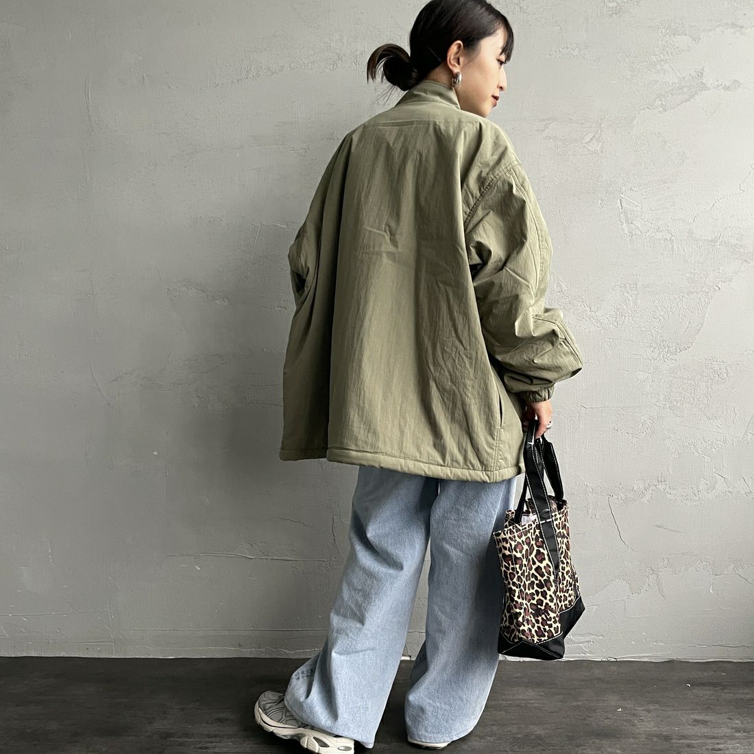 ARMY TWILL SANFORIZED [アーミーツイル サンフォライズド] 別注 中綿入り ケミカルプロテクトジャケット [AM-2554501-INT-JF] KHAKI &&モデル身長：150cm 着用サイズ：S&&