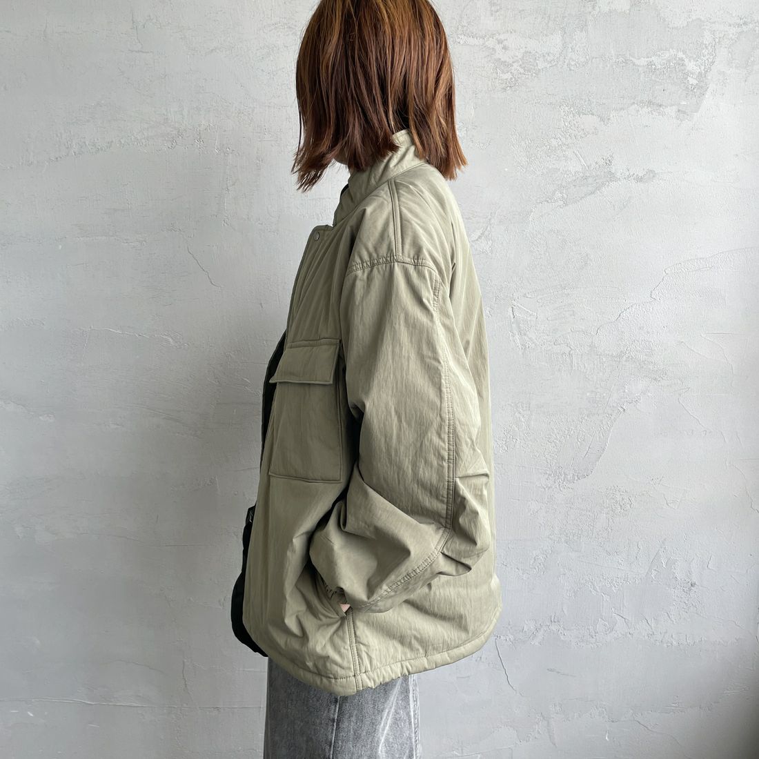 ARMY TWILL SANFORIZED [アーミーツイル サンフォライズド] 別注 中綿入り ケミカルプロテクトジャケット [AM-2554501-INT-JF] KHAKI &&モデル身長：158cm 着用サイズ：S&&
