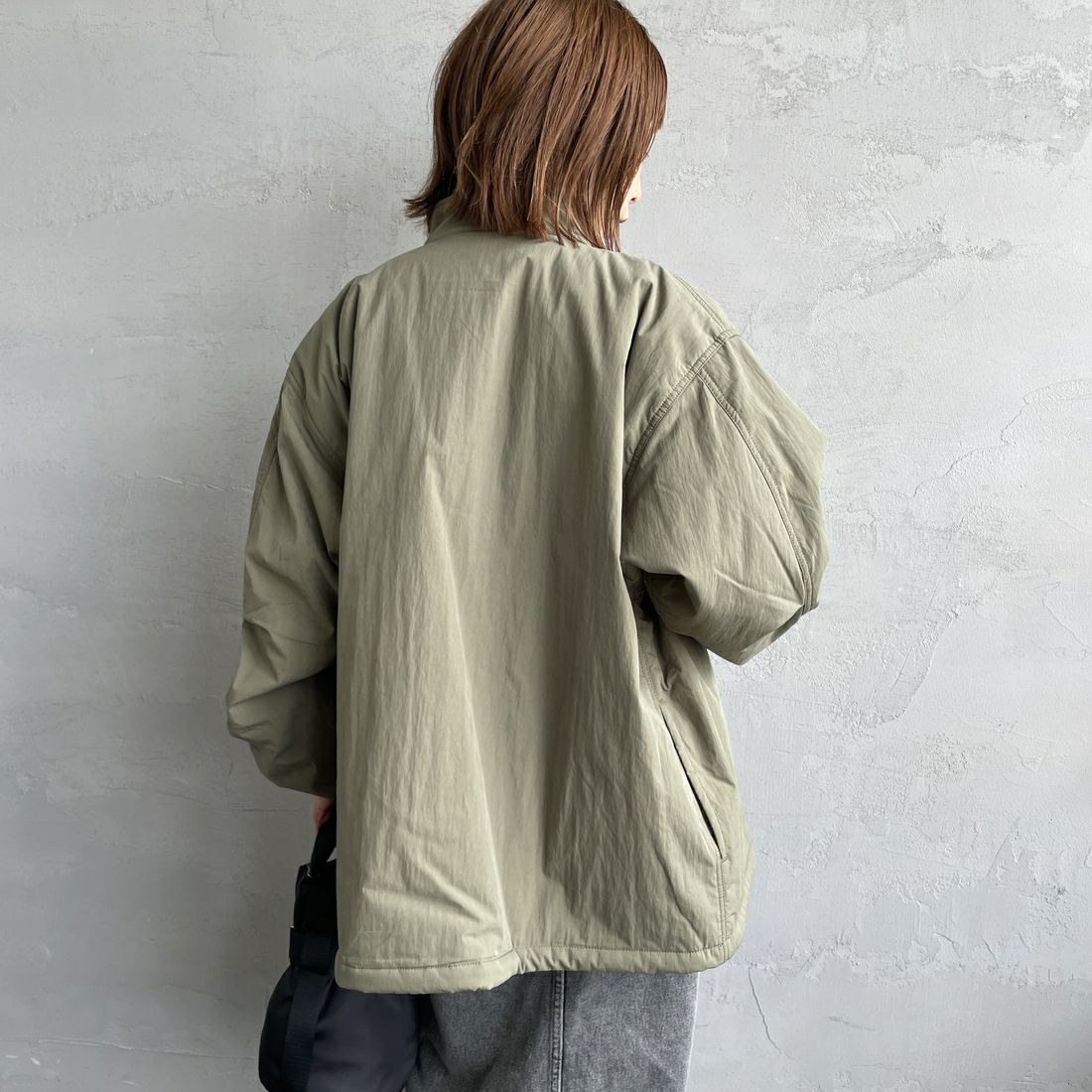 ARMY TWILL SANFORIZED [アーミーツイル サンフォライズド] 別注 中綿入り ケミカルプロテクトジャケット [AM-2554501-INT-JF] KHAKI &&モデル身長：158cm 着用サイズ：S&&