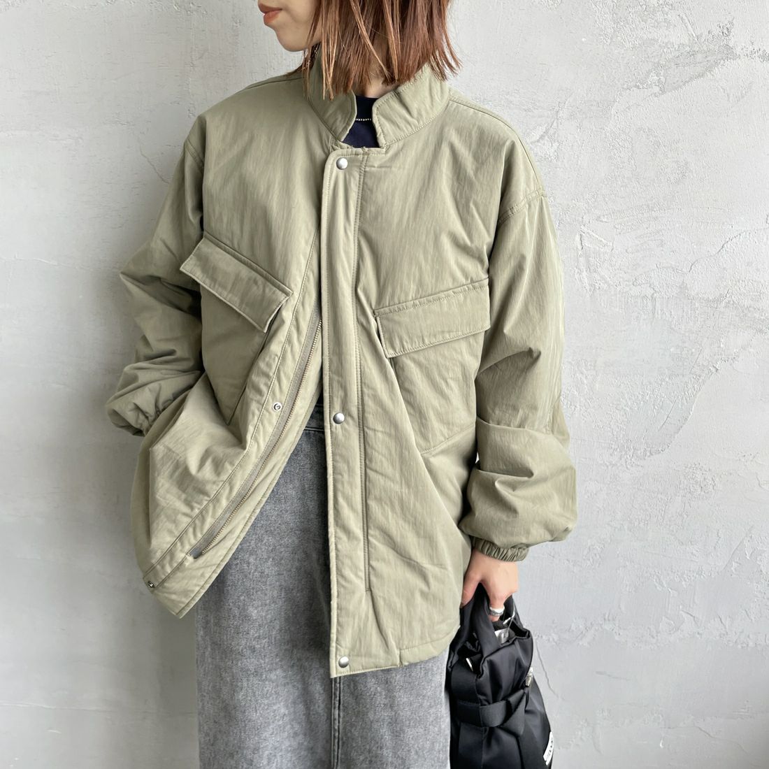 ARMY TWILL SANFORIZED [アーミーツイル サンフォライズド] 別注 中綿入り ケミカルプロテクトジャケット [AM-2554501-INT-JF] KHAKI &&モデル身長：158cm 着用サイズ：S&&