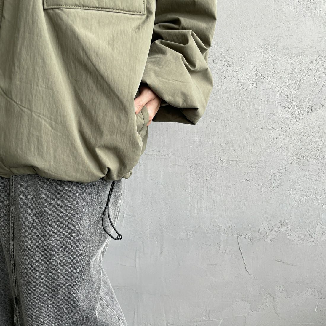 ARMY TWILL SANFORIZED [アーミーツイル サンフォライズド] 別注 中綿入り ケミカルプロテクトジャケット [AM-2554501-INT-JF] KHAKI &&モデル身長：158cm 着用サイズ：S&&