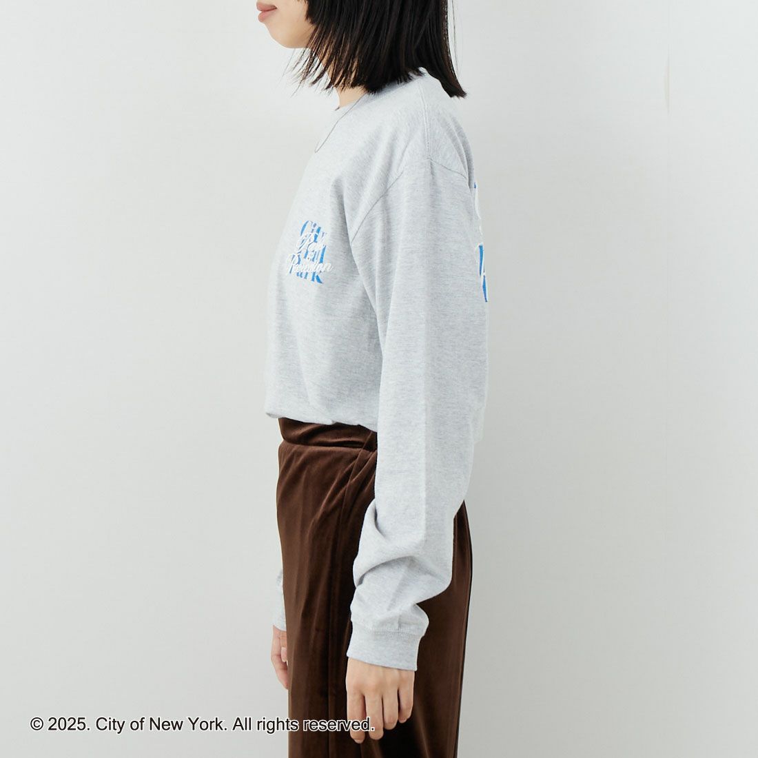 NYC × GOOD ROCK SPEED [エヌワイシー × グッドロックスピード] NYC ロングスリーブTシャツ [25NYC201W] ASH &&モデル身長：162cm 着用サイズ：F&&