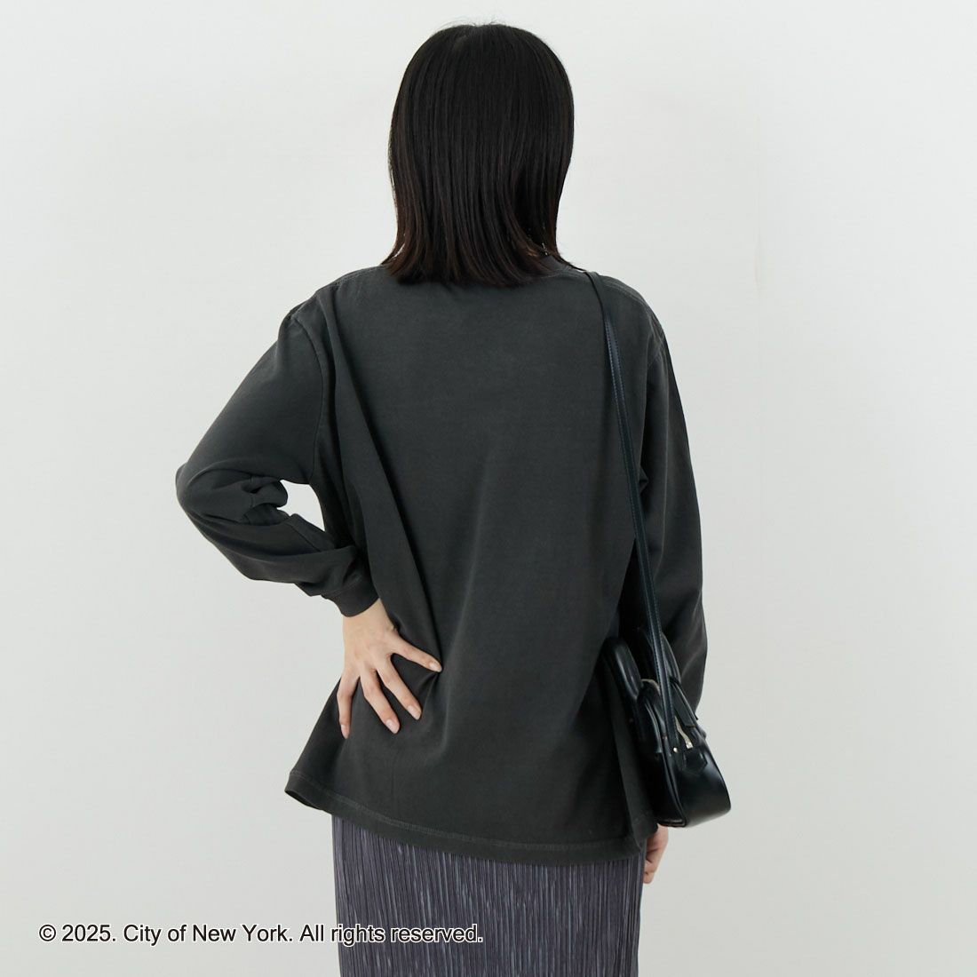 NYC × GOOD ROCK SPEED [エヌワイシー × グッドロックスピード] NYC ロングスリーブTシャツ [25NYC202W] CHARCOAL &&モデル身長：162cm 着用サイズ：F&&