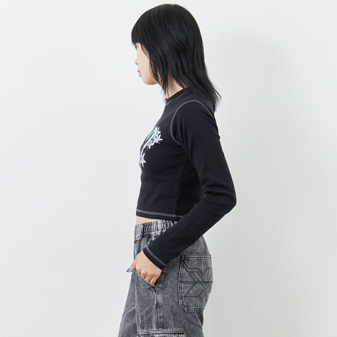 X-girl [エックスガール] スターフラッターバタフライ ロングスリーブベビーTシャツ [105253013001] BLACK &&モデル身長：167cm 着用サイズ：M&&