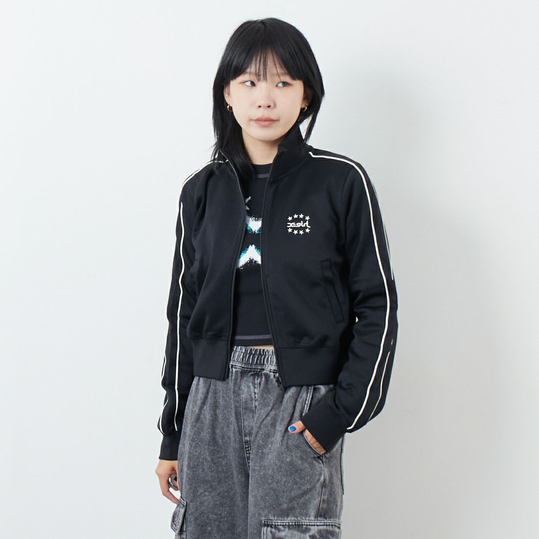 X-girl [エックスガール] スター&フェイス コンパクトトラックジャケット [105253012011] BLACK &&モデル身長：167cm 着用サイズ：M&&