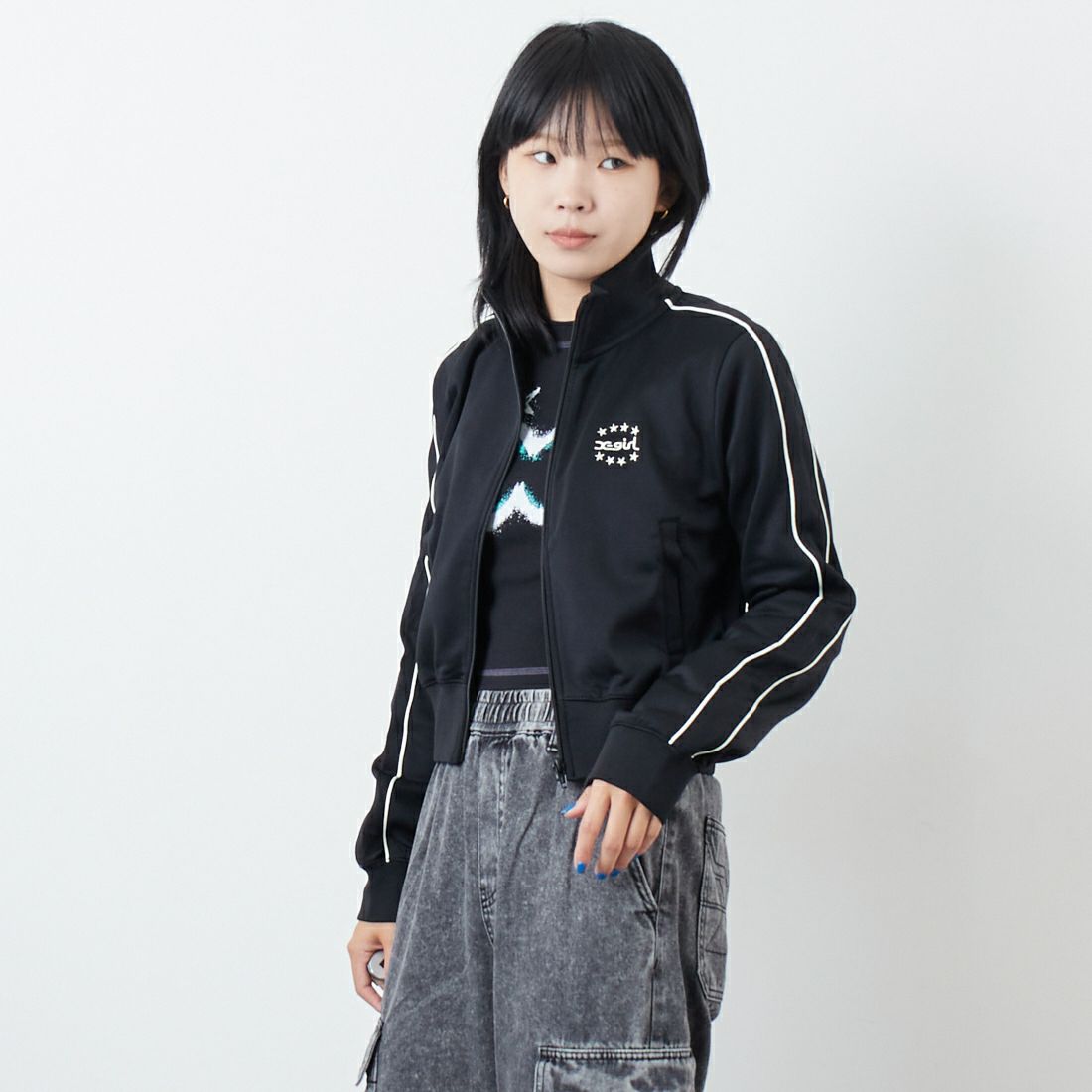 X-girl [エックスガール] スター&フェイス コンパクトトラックジャケット [105253012011] BLACK &&モデル身長：167cm 着用サイズ：M&&