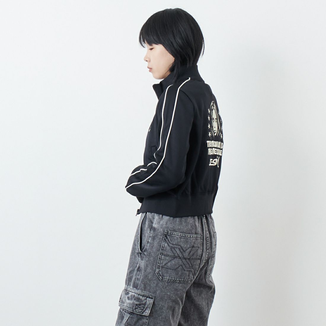 X-girl [エックスガール] スター&フェイス コンパクトトラックジャケット [105253012011] BLACK &&モデル身長：167cm 着用サイズ：M&&