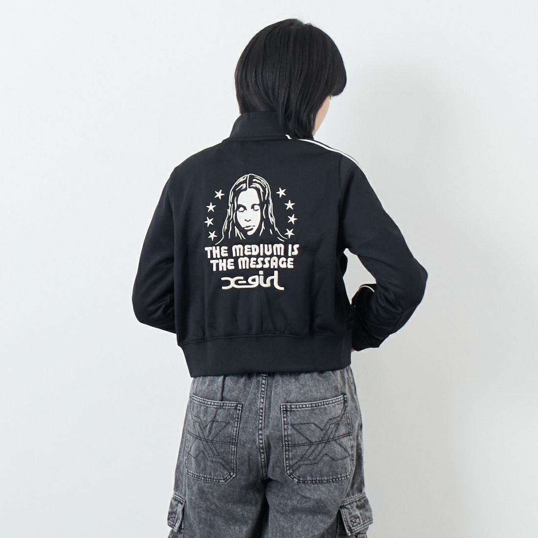 X-girl [エックスガール] スター&フェイス コンパクトトラックジャケット [105253012011] BLACK &&モデル身長：167cm 着用サイズ：M&&