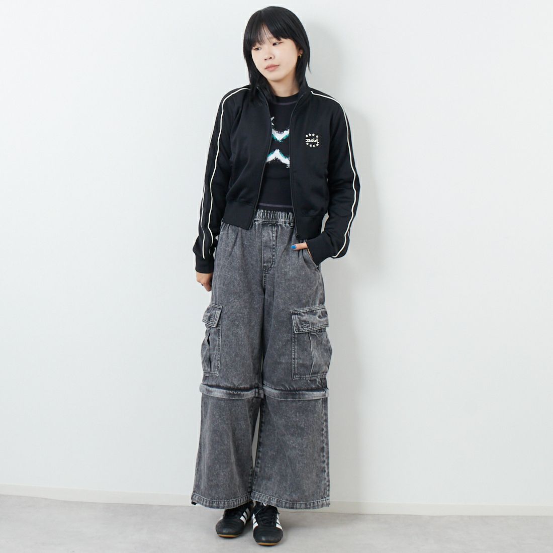 X-girl [エックスガール] スター&フェイス コンパクトトラックジャケット [105253012011] BLACK &&モデル身長：167cm 着用サイズ：M&&
