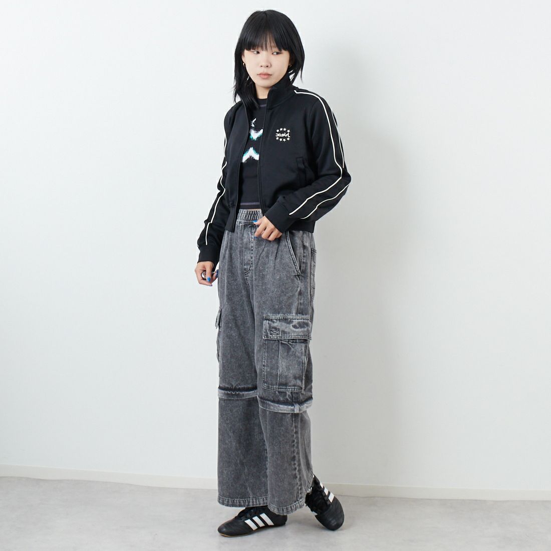 X-girl [エックスガール] スター&フェイス コンパクトトラックジャケット [105253012011] BLACK &&モデル身長：167cm 着用サイズ：M&&