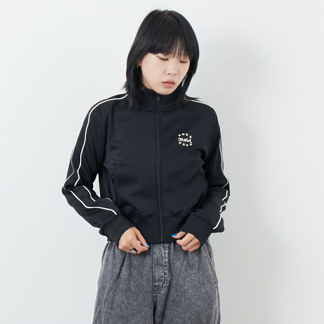 X-girl [エックスガール] スター&フェイス コンパクトトラックジャケット [105253012011] BLACK &&モデル身長：167cm 着用サイズ：M&&