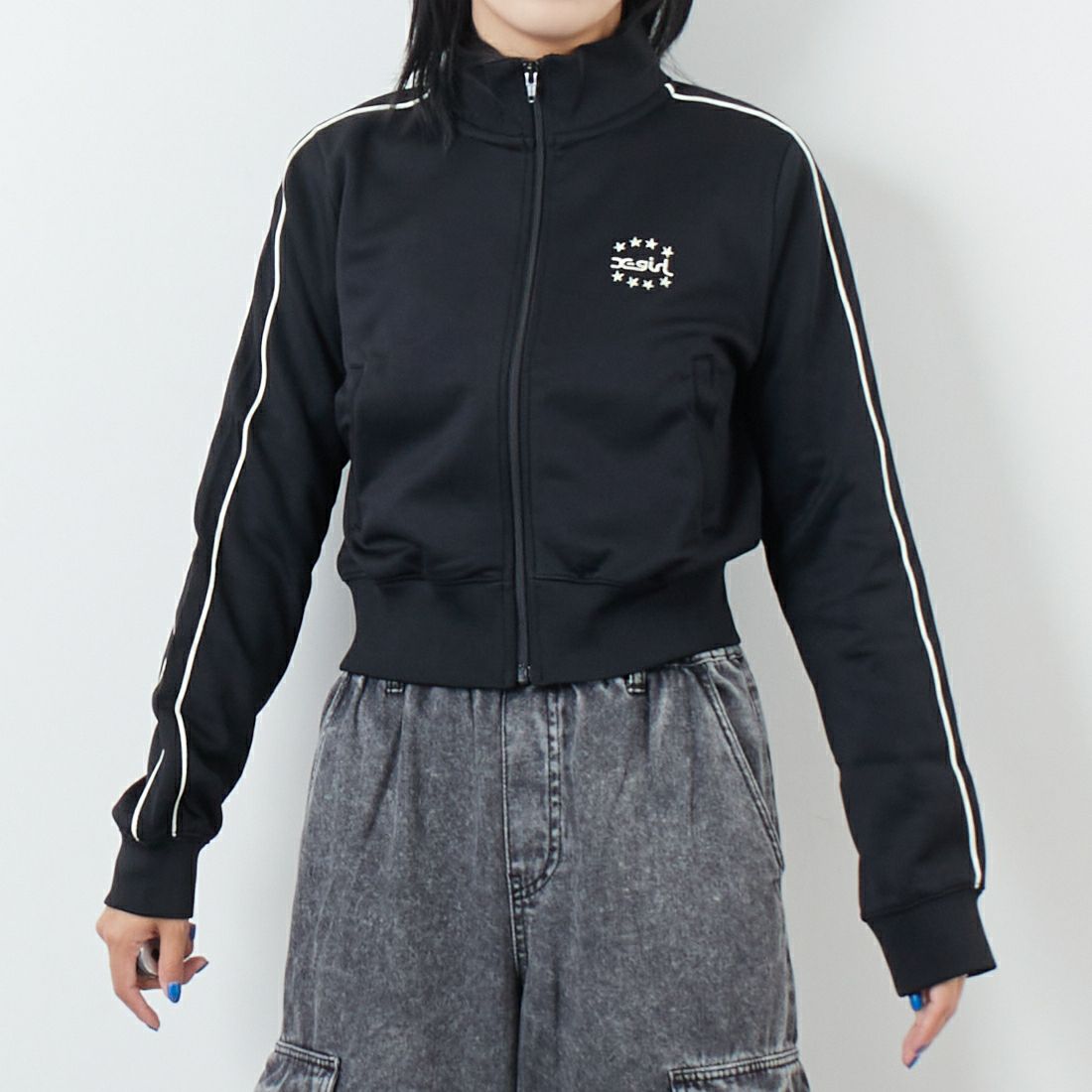 X-girl [エックスガール] スター&フェイス コンパクトトラックジャケット [105253012011] BLACK &&モデル身長：167cm 着用サイズ：M&&