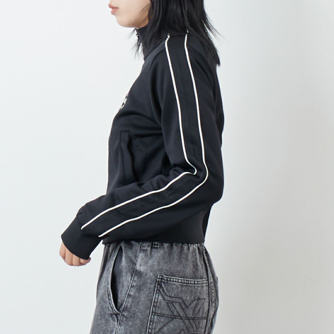 X-girl [エックスガール] スター&フェイス コンパクトトラックジャケット [105253012011] BLACK &&モデル身長：167cm 着用サイズ：M&&
