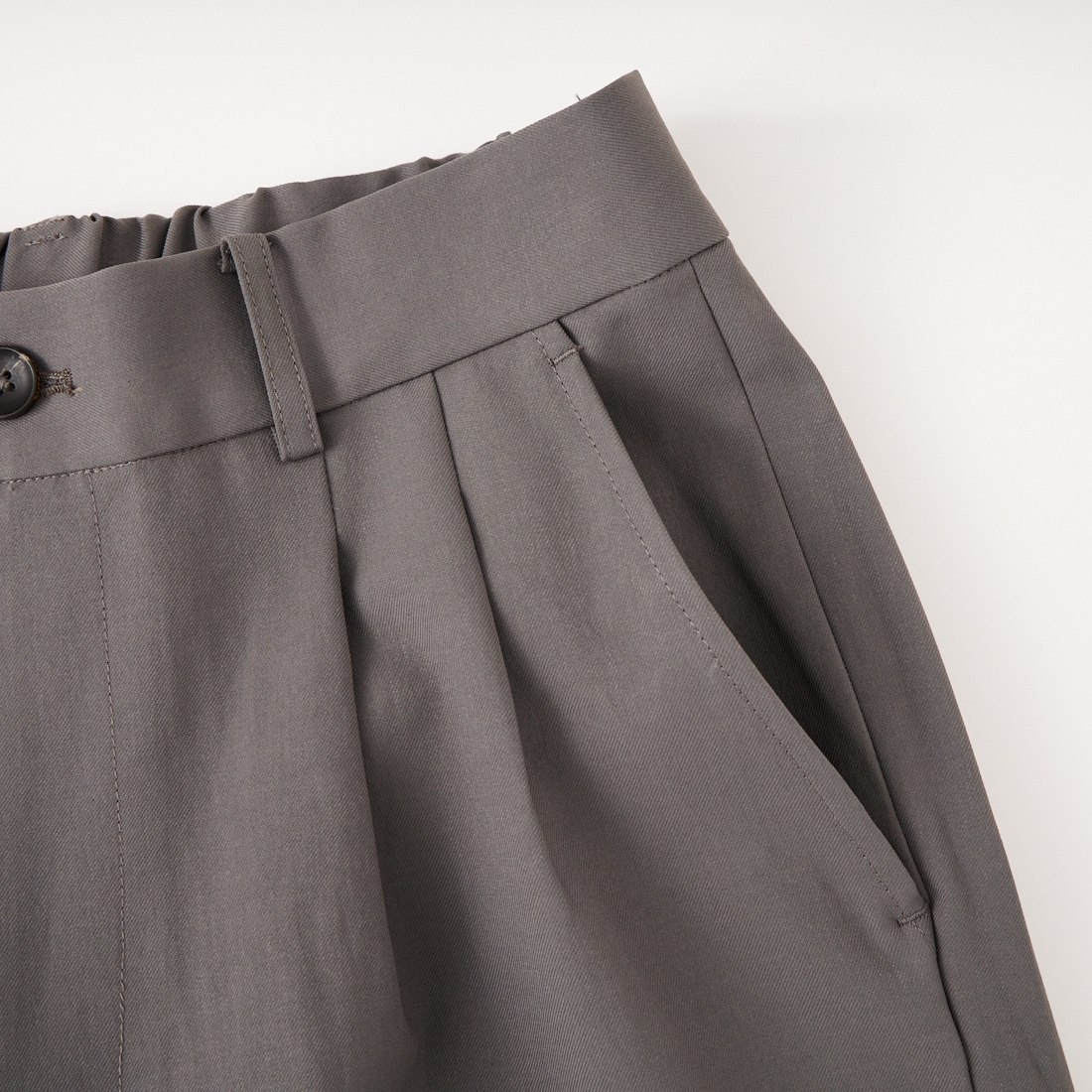 SLICK [スリック] テックツイルツータックスラックス [5161027] 700 BLACK &&モデル身長：179cm 着用サイズ：2&&