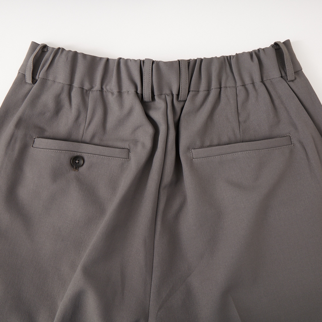 SLICK [スリック] テックツイルツータックスラックス [5161027] 700 BLACK &&モデル身長：179cm 着用サイズ：2&&