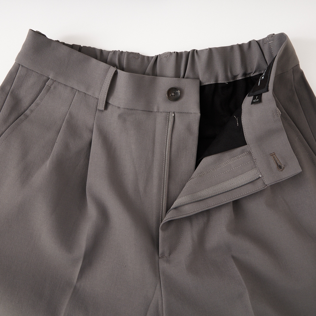 SLICK [スリック] テックツイルツータックスラックス [5161027] 700 BLACK &&モデル身長：179cm 着用サイズ：2&&