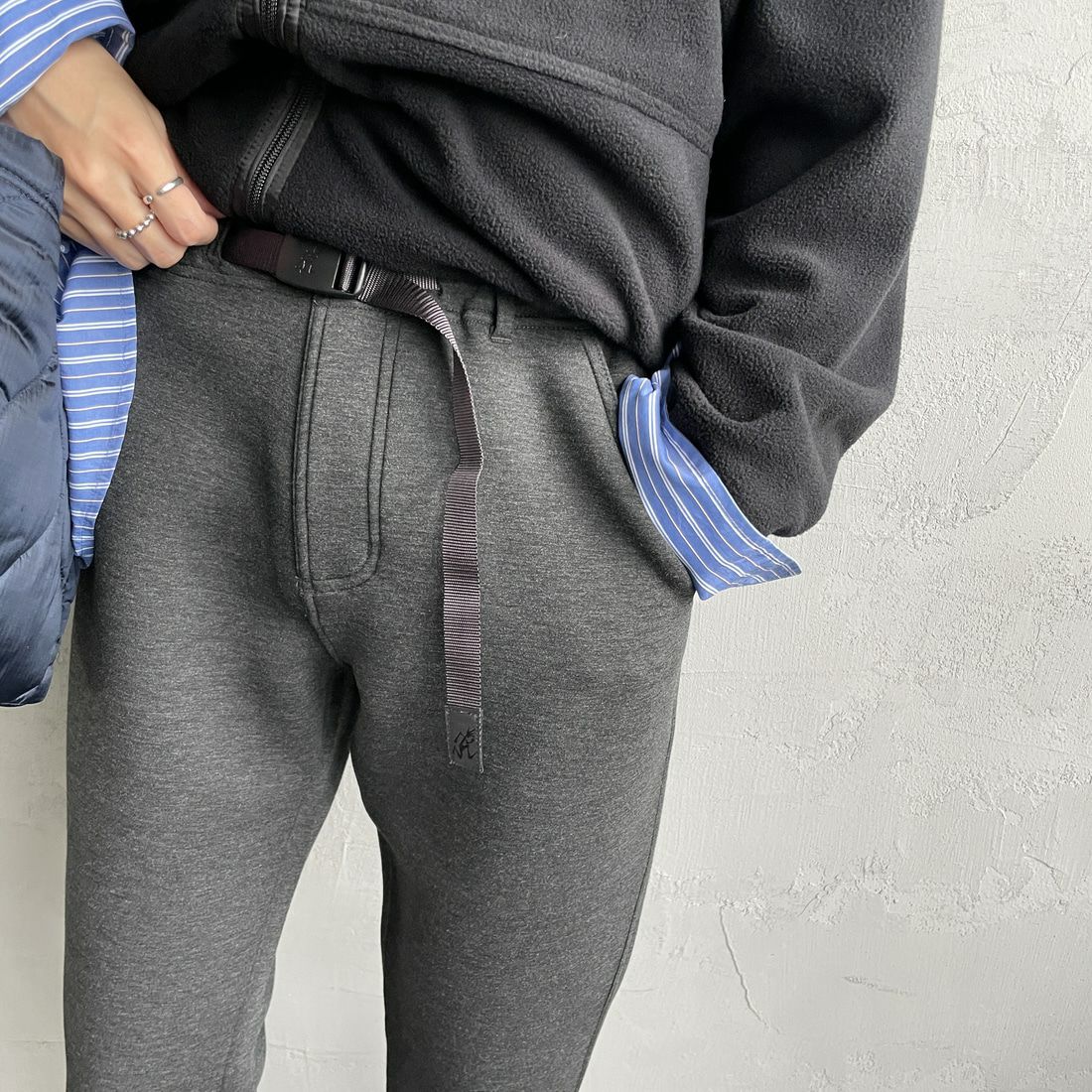 GRAMiCCi [グラミチ] 別注 テックニット スリムパンツ [GUP5-F1021-JF] CHARCOAL &&モデル身長：160cm 着用サイズ：S&&