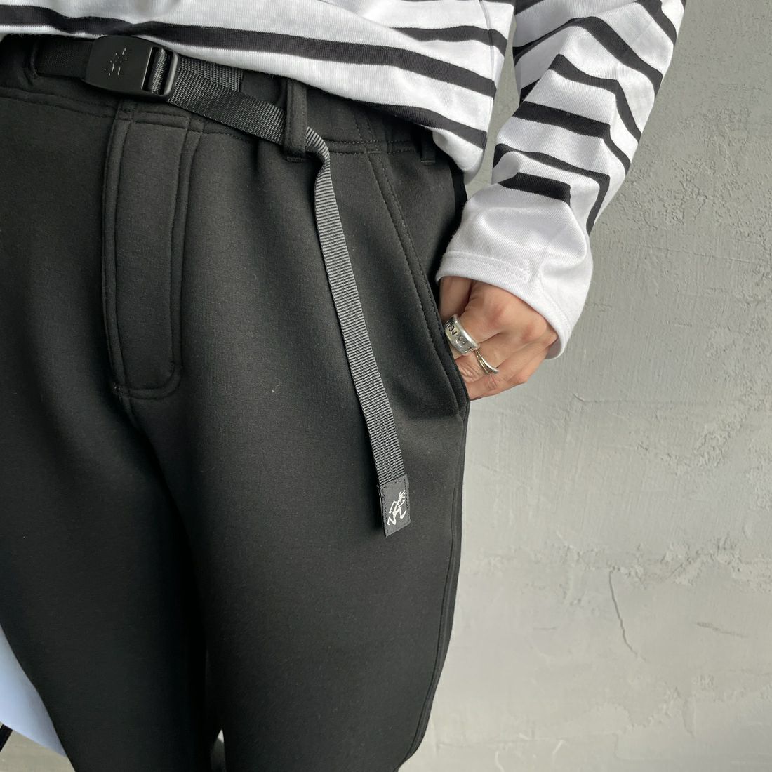 GRAMiCCi [グラミチ] 別注 テックニット スリムパンツ [GUP5-F1021-JF] BLACK &&モデル身長：158cm 着用サイズ：S&&