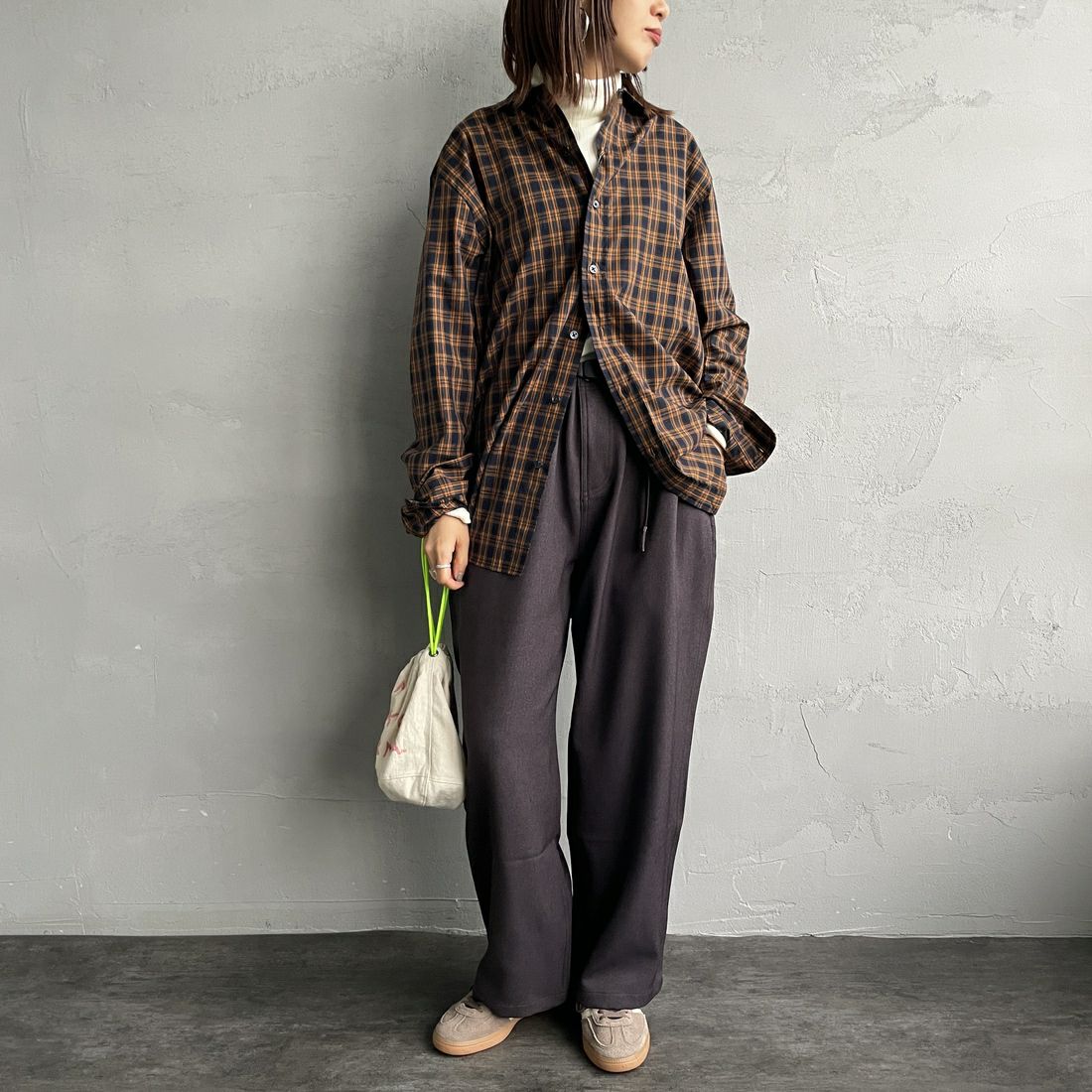 GRAMiCCi [グラミチ] 別注 ワイドデニムパンツ [GUP5-F1089-JF] BROWN &&モデル身長：158cm 着用サイズ：S&