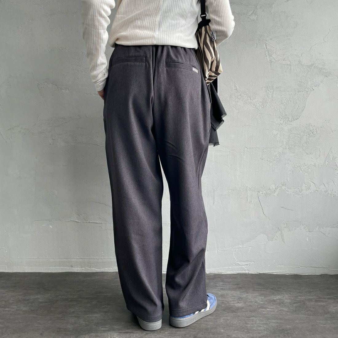 GRAMiCCi [グラミチ] 別注 ワイドデニムパンツ [GUP5-F1089-JF] CHARCOAL &&モデル身長：160cm 着用サイズ：S&&