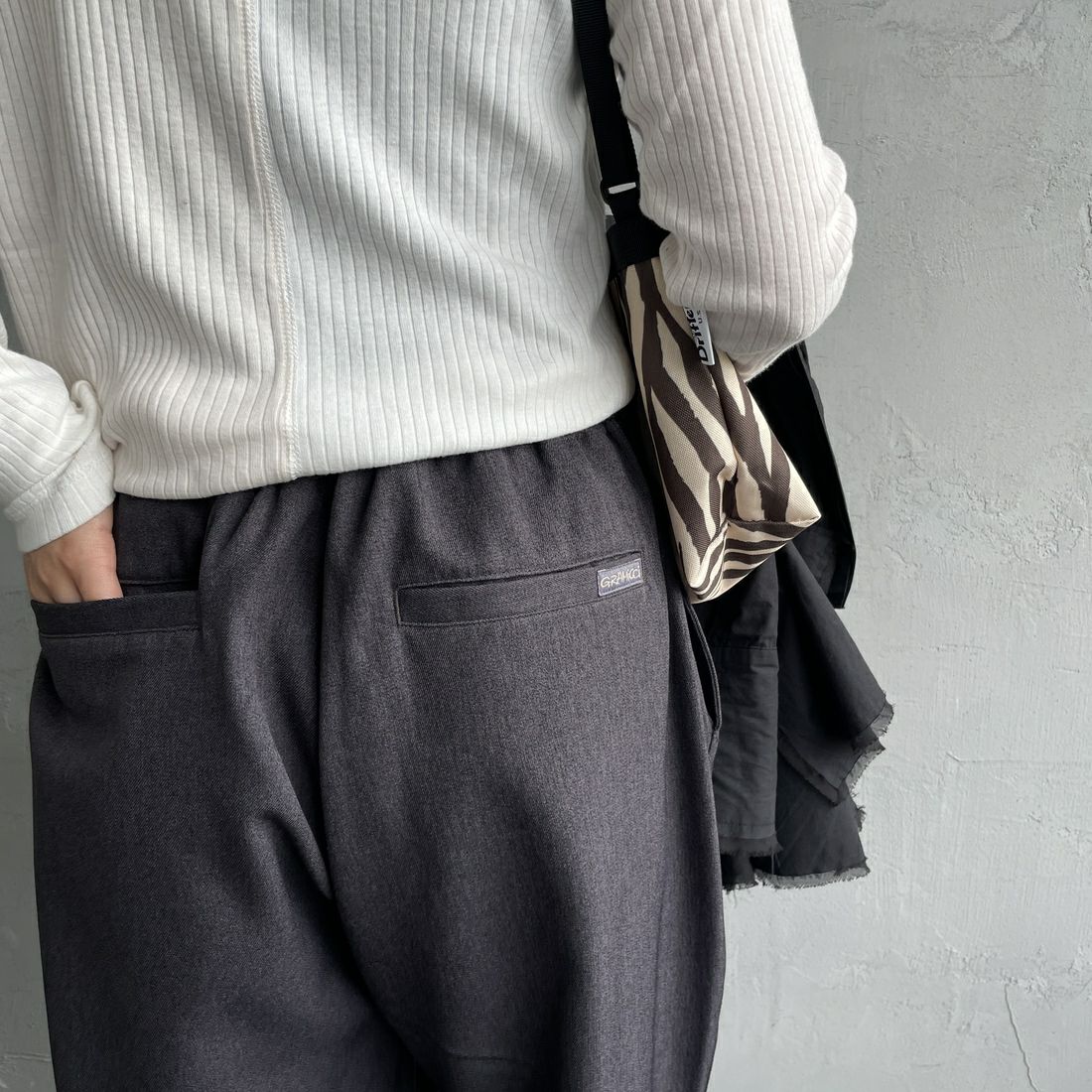 GRAMiCCi [グラミチ] 別注 ワイドデニムパンツ [GUP5-F1089-JF] CHARCOAL &&モデル身長：160cm 着用サイズ：S&&