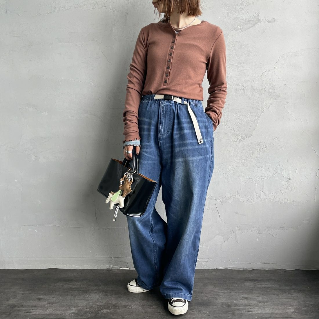 GRAMiCCi [グラミチ] 別注 ワイドデニムパンツ [GUP5-F1089-JF] D.USED BLU &&モデル身長：158cm 着用サイズ：S&&