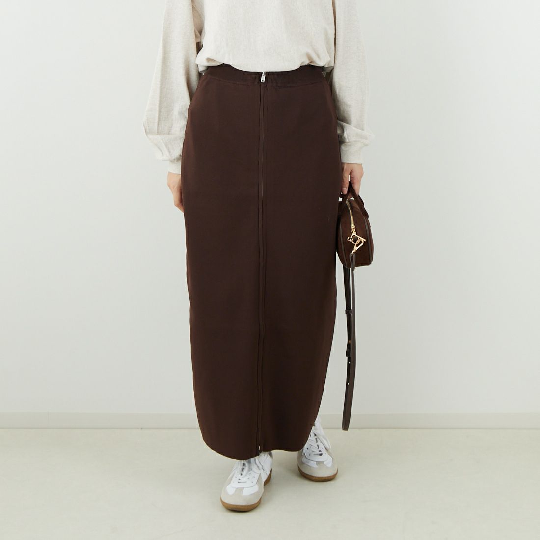 Maison de L'allure [メゾン ドゥ ラリュール] 2WAYジップナローニットスカート [M25131025] 28 BROWN &&モデル身長：162cm 着用サイズ：F&&