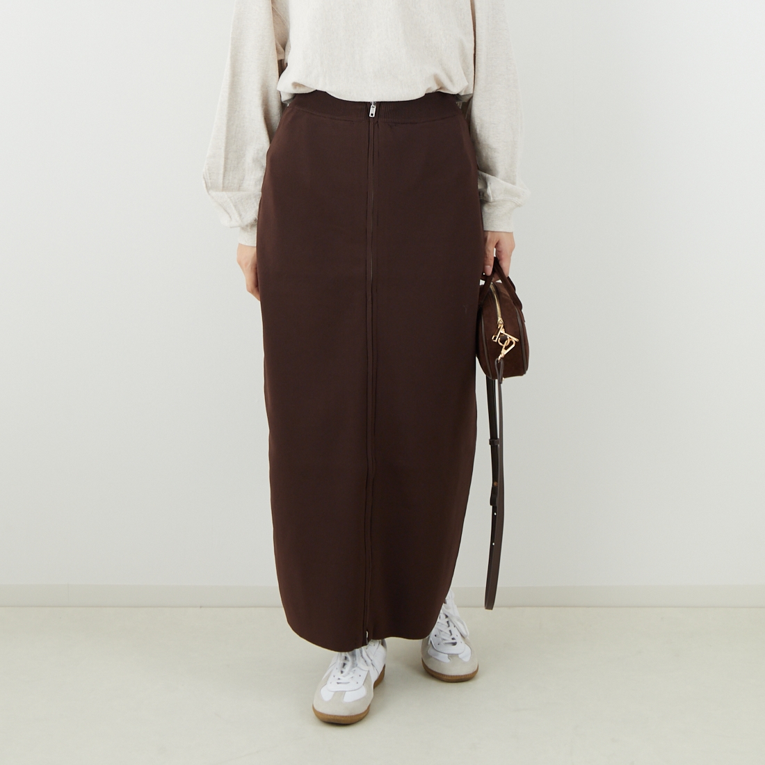 Maison de L'allure [メゾン ドゥ ラリュール] 2WAYジップナローニットスカート [M25131025] 28 BROWN &&モデル身長：162cm 着用サイズ：F&&