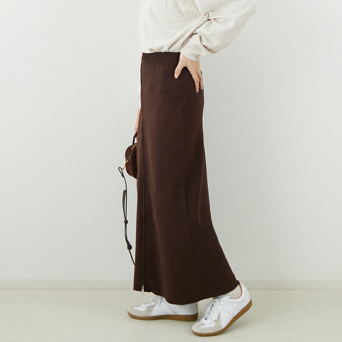 Maison de L'allure [メゾン ドゥ ラリュール] 2WAYジップナローニットスカート [M25131025] 28 BROWN &&モデル身長：162cm 着用サイズ：F&&