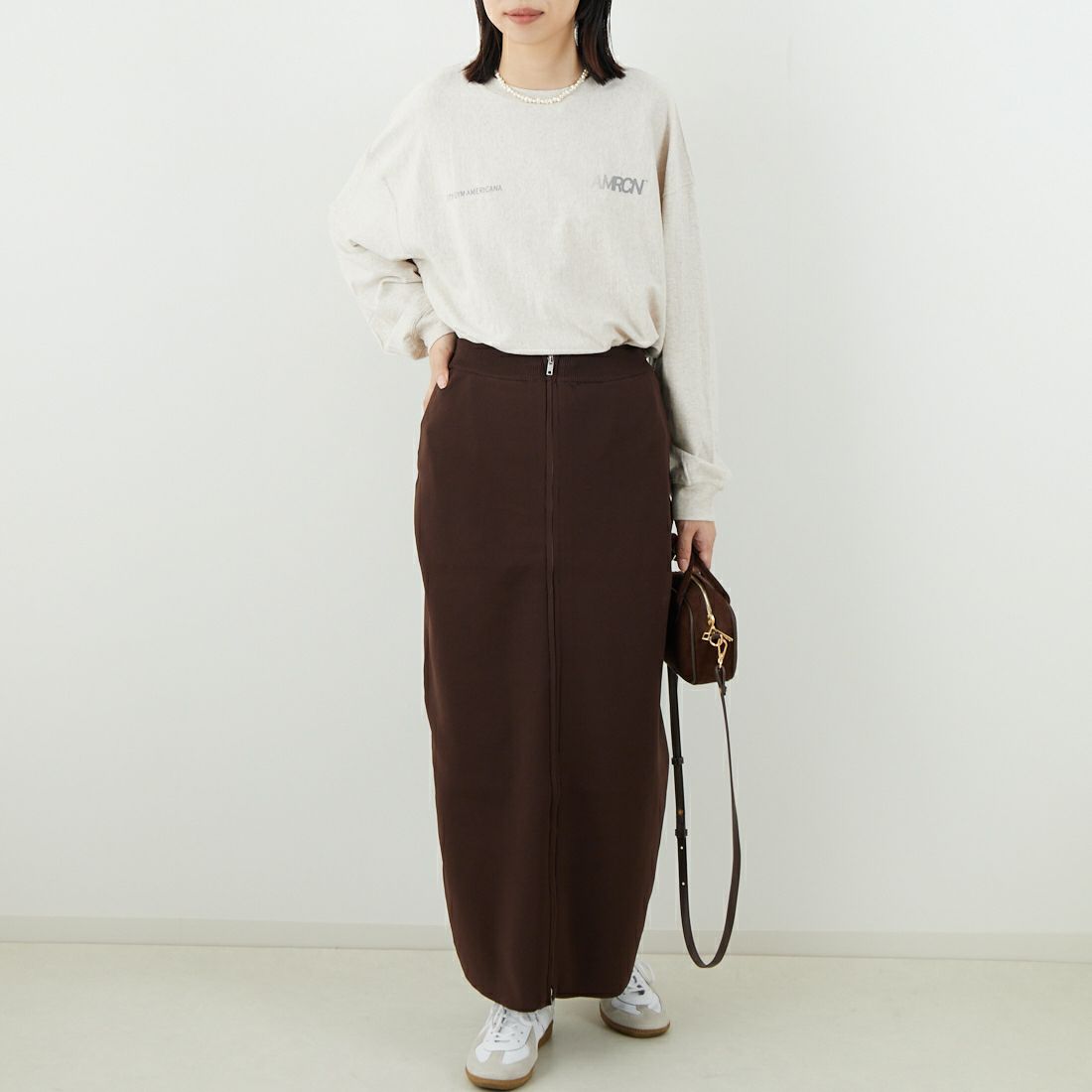 Maison de L'allure [メゾン ドゥ ラリュール] 2WAYジップナローニットスカート [M25131025] 28 BROWN &&モデル身長：162cm 着用サイズ：F&&